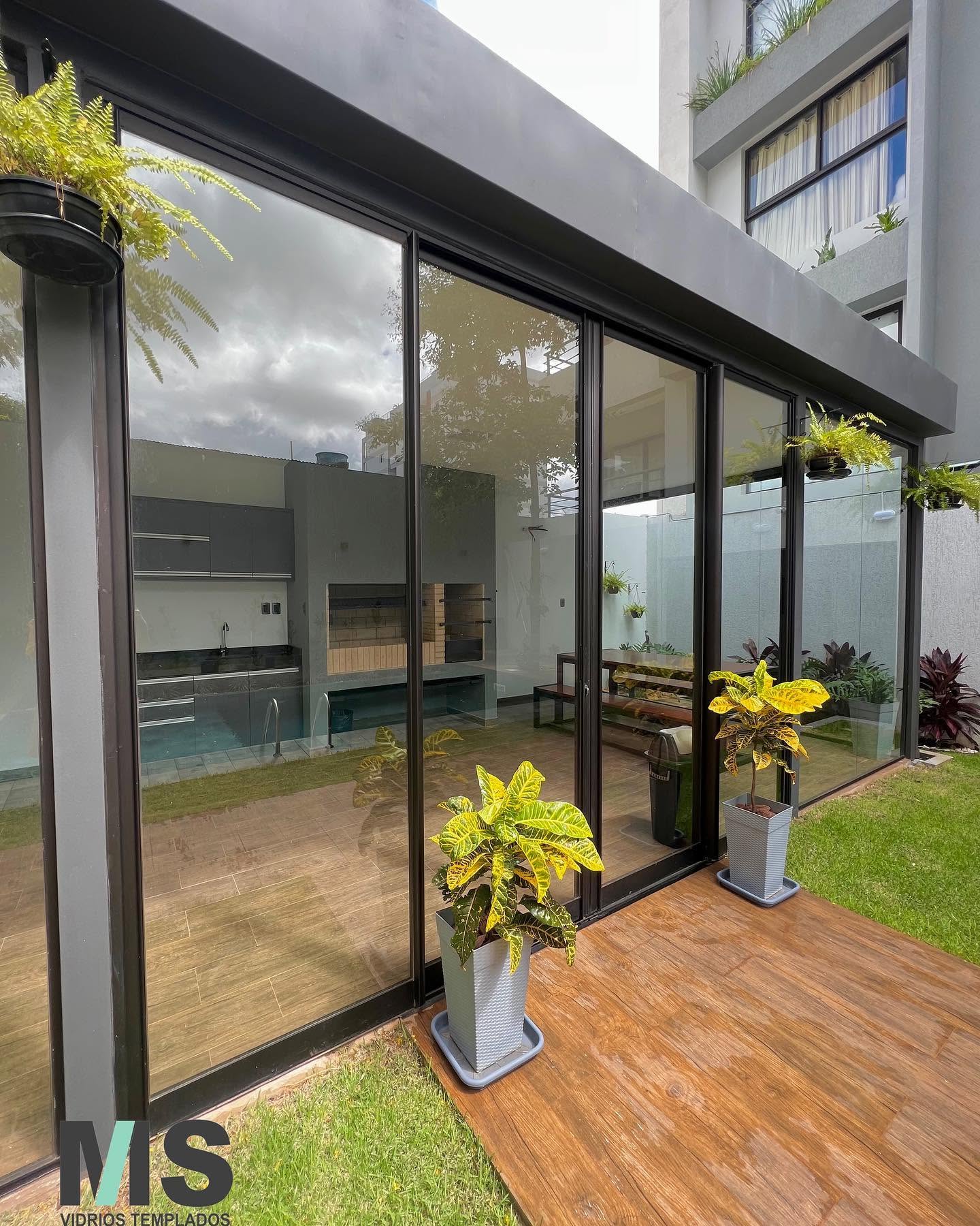 Living con ventanal de vidrio
