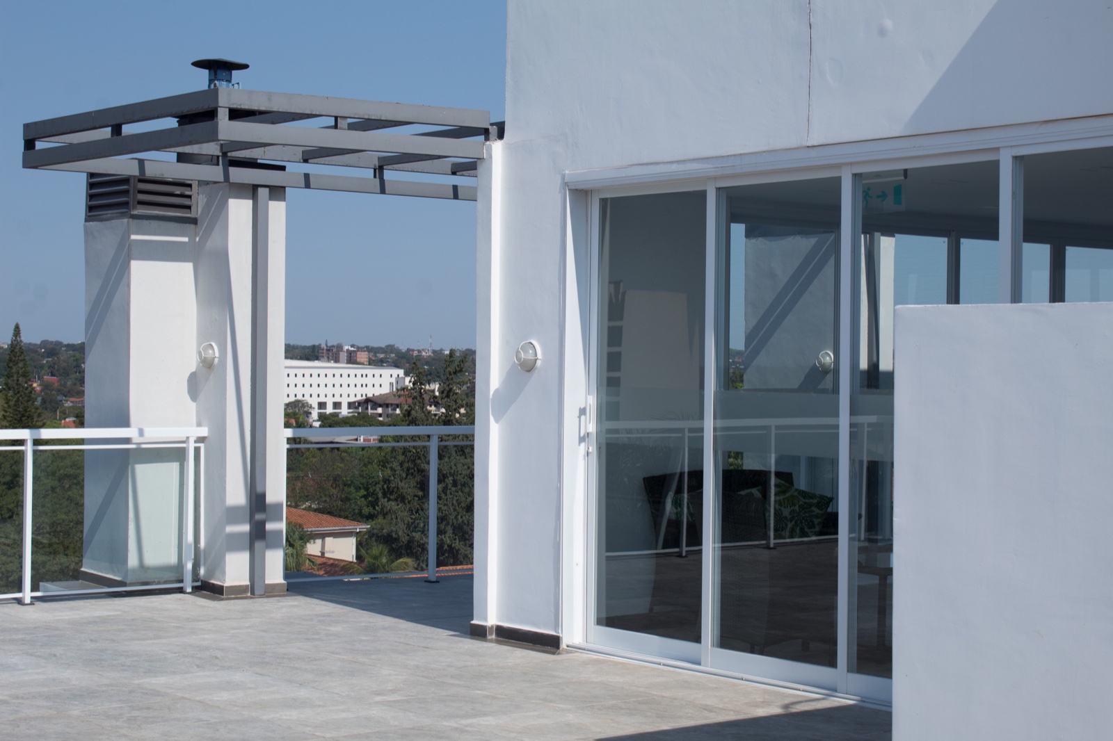 Terraza con cerramiento de vidrio